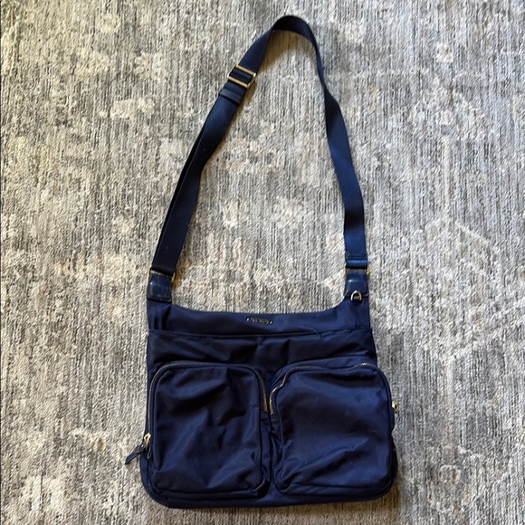Tumi women’s Navy Blue crossbody Bag - travel - zip pockets - adjustable strap - Picture 1 of 10